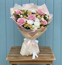 Букет цветов из:  Гвоздики, Орхидеи и Розы в Новом Городке