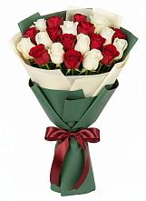 Букет Микс из красных и белых роз в Новом Городке