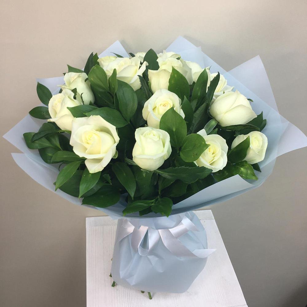 Букет 15 Белых роз Проуд в Новом Городке