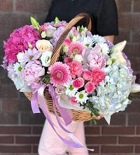 Композиция солнечный день в Новом Городке Цветочная композиция из Розы, Хризантемы, Пионы и Лизиантусы в корзине в Новом Городке